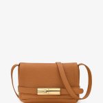 Taschen und lederwaren von longchamp stilvoll im alltag kombinieren